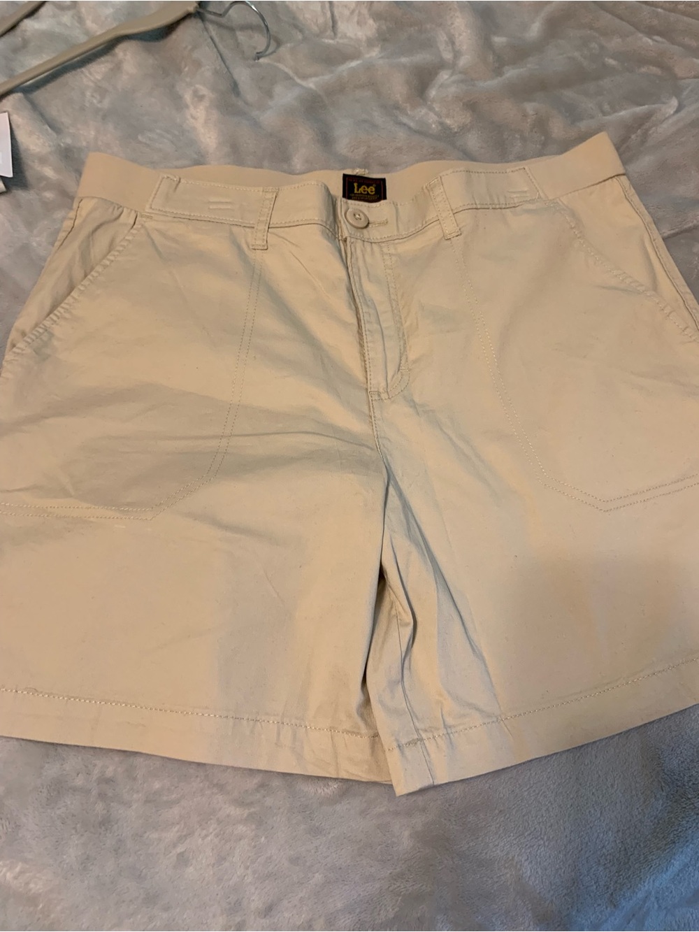 Lee Beige Flat-Front womans Shorts 16m
Comfort waist nwot
